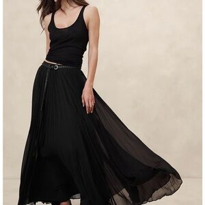 NWOT - Banana Republic Black Malia pleated Skirt , silk chiffon